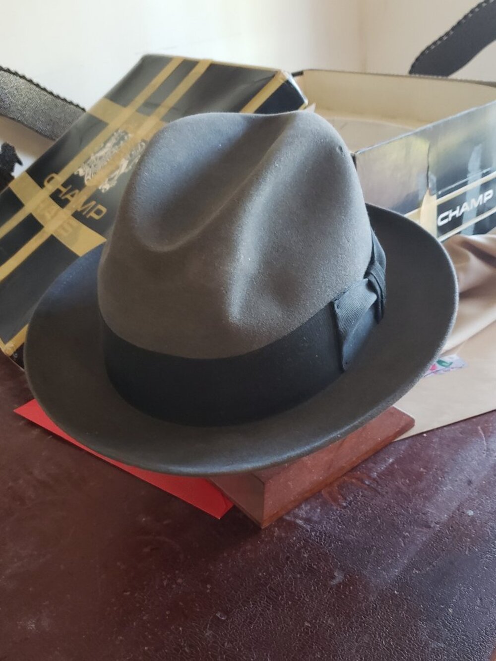 VINTAGE STEVENS GREY FEDORA WITH A CHAMPS BOX SIZE 7 1/4
